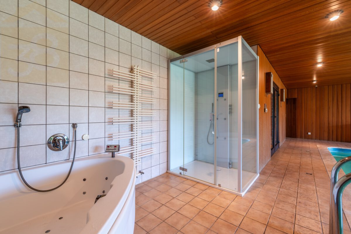 Whirlpool mit Dampfsauna