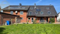 Hausansicht vom Garten - Zweifamilienhaus mit Schwimmbad, 3 Garagen und großem Grundstück – ideal für Pferdeliebhaber!