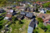 Hausansicht - Zweifamilienhaus mit Schwimmbad, 3 Garagen und großem Grundstück – ideal für Pferdeliebhaber!