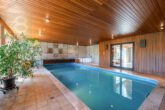 Schwimmbad - Zweifamilienhaus mit Schwimmbad, 3 Garagen und großem Grundstück – ideal für Pferdeliebhaber!