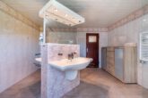 Badezimmer - Zweifamilienhaus mit Schwimmbad, 3 Garagen und großem Grundstück – ideal für Pferdeliebhaber!