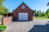 Garage / Hofeinfahrt - Zweifamilienhaus mit Schwimmbad, 3 Garagen und großem Grundstück – ideal für Pferdeliebhaber!