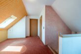 Flur Spitzboden - Zweifamilienhaus mit Schwimmbad, 3 Garagen und großem Grundstück – ideal für Pferdeliebhaber!