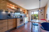 Küche - Zweifamilienhaus mit Schwimmbad, 3 Garagen und großem Grundstück – ideal für Pferdeliebhaber!