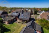 Hausansicht - Zweifamilienhaus mit Schwimmbad, 3 Garagen und großem Grundstück – ideal für Pferdeliebhaber!