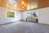 Wohnzimmer - Zweifamilienhaus mit Schwimmbad, 3 Garagen und großem Grundstück – ideal für Pferdeliebhaber!