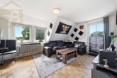 Wohnzimmer DG - Attraktives Mehrfamilienhaus mit 3 Wohneinheiten & 2 Garagen in Langenhagen! Mein Haus = Mein Makler