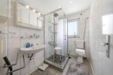 Badezimmer 1.OG - Attraktives Mehrfamilienhaus mit 3 Wohneinheiten & 2 Garagen in Langenhagen! Mein Haus = Mein Makler