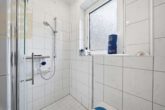 Badezimmer EG - Attraktives Mehrfamilienhaus mit 3 Wohneinheiten & 2 Garagen in Langenhagen! Mein Haus = Mein Makler