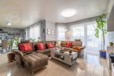 Wohnzimmer - Doppelhaushälfte mit Pool und Kaminofen in Ummern!
