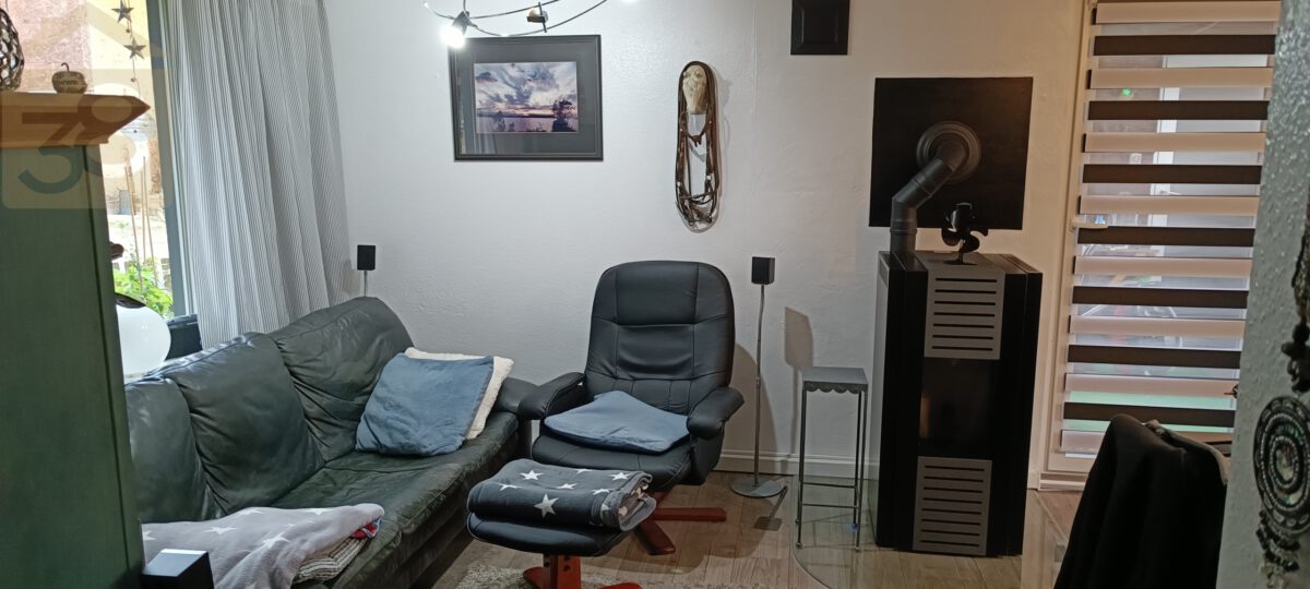 Wohnzimmer mit Pelletofen u. Ausgang zur Terrasse