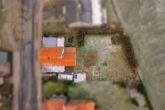 Hausansicht mit Grundstück - Einfamilienhaus mit Einliegerwohnung und großem Entwicklungspotenzial! Mein Haus = Mein Partner!