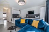 Wohnzimmer mit Küche - Neuwertige 2-Zimmerwohnung mit Terrasse & Garage in Braunschweig! Meine Immobilie = Mein Partner!