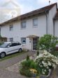 Hausansicht - Familienfreundliches Reihenmittelhaus in ruhiger Lage – mit Carport