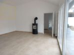 Wohnzimmer - Neuwertige 2-Zimmer Doppelhaushälfte mit großer Terrasse & Kaminofen! Meine Immobilie – mein Partner