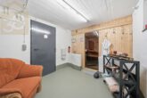 Zugang Sauna - Modernisiertes Zweifamilienhaus mit großem Garten, Sauna und Garagen! Meine Immobilie=Mein Partner!