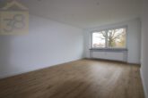 Wohnzimmer - Sanierte 2-Zimmer-Wohnung mit Balkon in attraktiver Wohnlage von Wolfsburg!