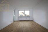 Wohnzimmer - Sanierte 2-Zimmer-Wohnung mit Balkon in attraktiver Wohnlage von Wolfsburg!