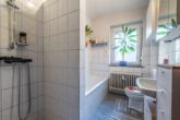 Badezimmer - Gepflegtes Zweifamilienhaus mit Garten und Doppelcarport in Knesebeck! Mein Haus = Mein Partner!