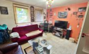 Wohnzimmer - 14 vermietete Wohneinheiten bei Bad Helmstedt als Kapitalanlage! Mein Haus = Mein Makler!