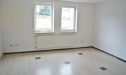 Wohnzimmer - 14 vermietete Wohneinheiten bei Bad Helmstedt als Kapitalanlage! Mein Haus = Mein Makler!